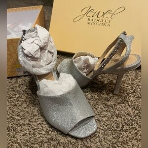 Women’s silver heel- size 7
